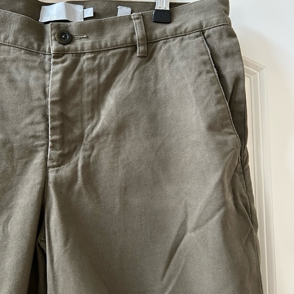 Vince women’s cotton chino shorts. 9” inseam. Classic olive color. Frayed edge. - Picture 2 of 10